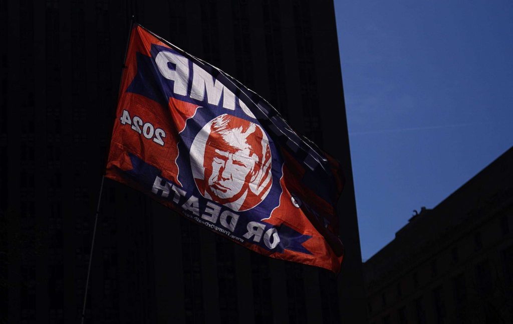 Una bandera pro-Trump en las afueras de la Corte Criminal de Nueva York durante la vista del expresidente. Foto: EFE/EPA/Will Oliver. 