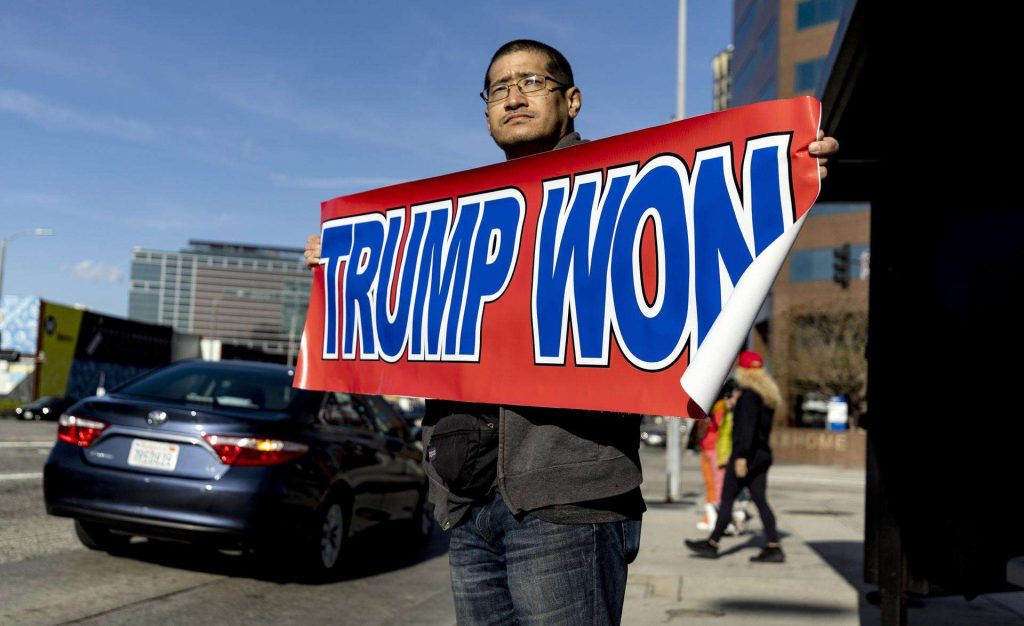 Manifestante sostiene cartel pro-Trump frente al Edificio Federal en Los Angeles, California, el 4 de abril de 2023. Foto: EFE/EPA/Etienne Laurent. 