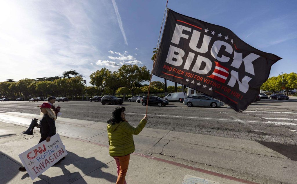 Manifestante sostiene bandera pro-Trump frente al Edificio Federal en Los Angeles, California, el 4 de abril de 2023. Foto: EFE/EPA/Etienne Laurent. 