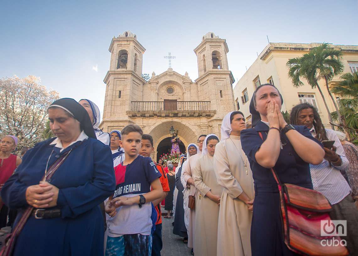 Procesión del Vía Crucis por el centro histórico de La Habana. Foto: Otmaro Rodríguez.