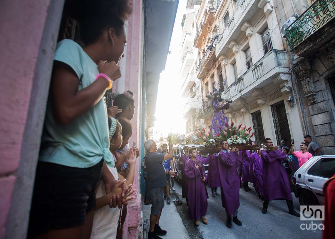 Personas observan la procesión del Vía Crucis por el centro histórico de La Habana. Foto: Otmaro Rodríguez.