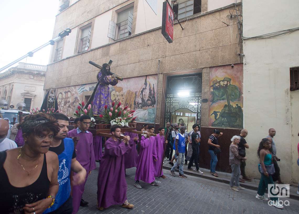 Procesión del Vía Crucis por el centro histórico de La Habana. Foto: Otmaro Rodríguez.