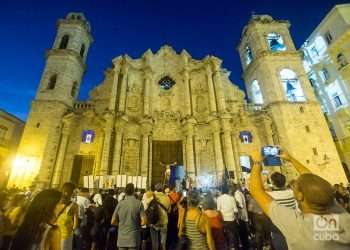Parada en la Catedral de La Habana, como parte de la procesión del Vía Crucis en la capital cubana, el viernes 7 de abril de 2023. Foto: Otmaro Rodríguez.