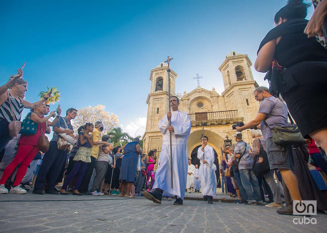 Salida de la procesión del Vía Crucis, desde la Iglesia del Cristo del Buen Viaje, en La Habana. Foto: Otmaro Rodríguez.