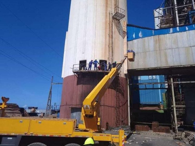 Trabajos de rescate tras un accidente en chimenea de la Central Termoeléctrica Antonio Guiteras, de Matazas. Foto: TV Yumurí / Facebook.