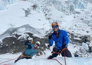El alpinista cubano Yandy Núñez (der), en su empeño de alcanzar la cima del Monte Everest. Foto: mbl.is