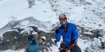 El alpinista cubano Yandy Núñez (der), en su empeño de alcanzar la cima del Monte Everest. Foto: mbl.is