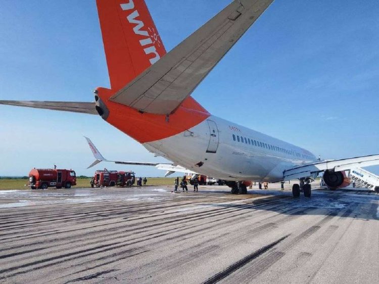 Avión de la aerolínea canadiense Sunwing que aterrizó de emergencia en el aeropuerto de Varadero. Foto: Pedro Rizo Martínez / Facebook.