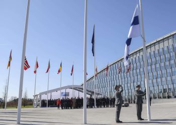 Momento en el que la bandera de Finlandia es izada como símbolo de su entrada a la OTAN. Foto: JOHANNA GERON/EFE/EPA.