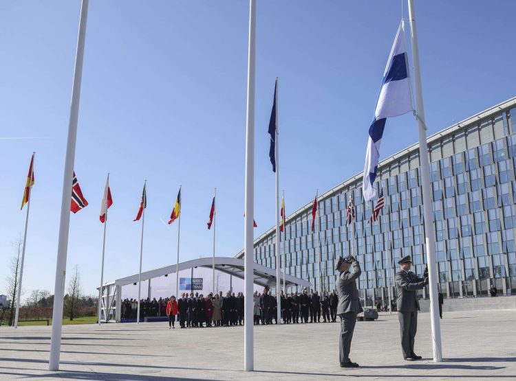 Momento en el que la bandera de Finlandia es izada como símbolo de su entrada a la OTAN. Foto: JOHANNA GERON/EFE/EPA.