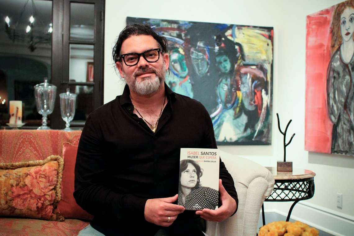El cineasta cubano Carlos Barba, con su libro sobre Isabel Santos. Foto: Cortesía de Carlos Barba.