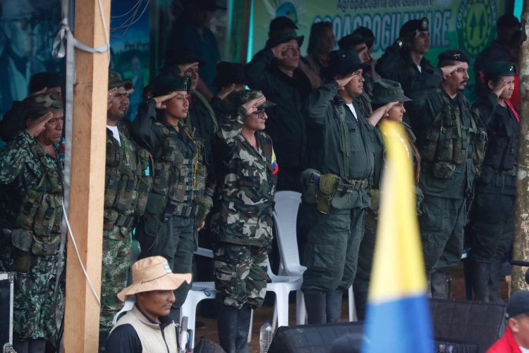 Comandantes guerrilleros de la disidencia de las FARC se reúnen hoy en Casa Roja, en San Vicente del Caguán (Colombia). Foto: Ernesto Guzmán/Efe.