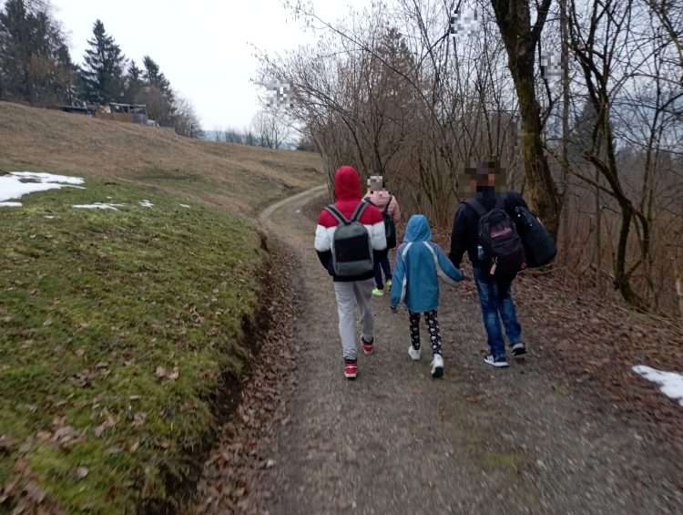 La familia en Eslovenia, en parte del camino que compartieron con otra viajera. Foto: Cortesía del entrevistado.