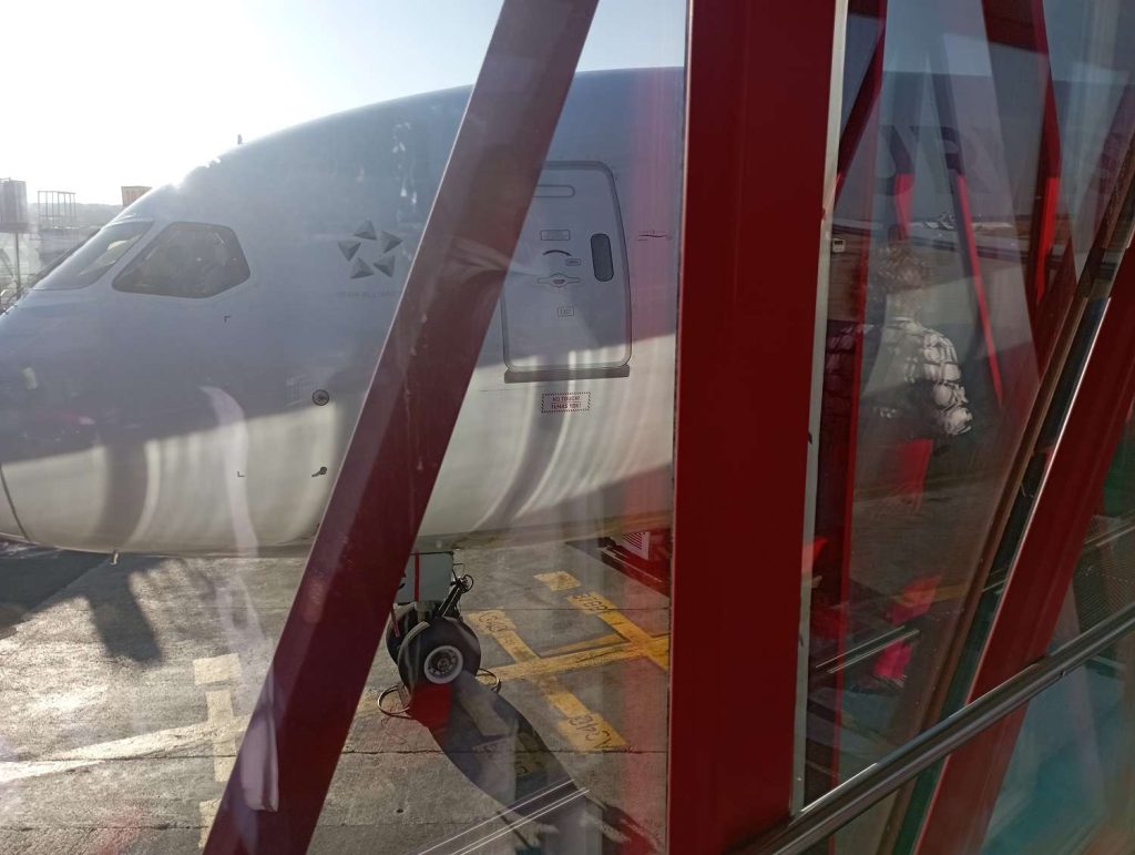 Abordando en el Aeropuerto José Martí el vuelo de Turkish Airlines que los llevaría hasta Belgrado. Foto: Crotesía del entrevistado.
