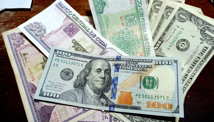 Dólares en La Habana, 10 de abril de 2023. Foto: EFE/ Ernesto Mastrascusa.