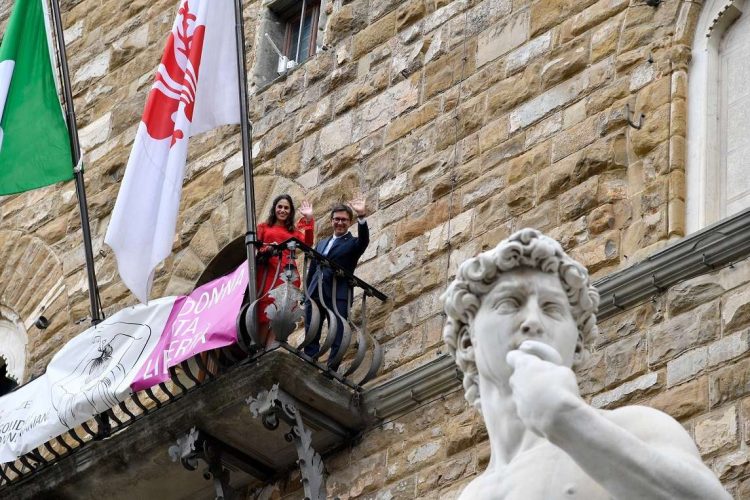 Hope Carrasquilla, junto al alcalde de Florencia, Dario Nardella, desde un balcón cercano a una réplica del David. Foto: @DarioNardella