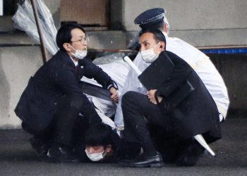 Agentes de Policía detienen a un individuo por el lanzamiento de un cilindro explosivo hacia el primer ministro nipón, Fumio Kishida.
EFE/JIJI PRESS