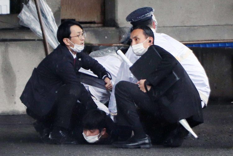 Agentes de Policía detienen a un individuo por el lanzamiento de un cilindro explosivo hacia el primer ministro nipón, Fumio Kishida.
EFE/JIJI PRESS