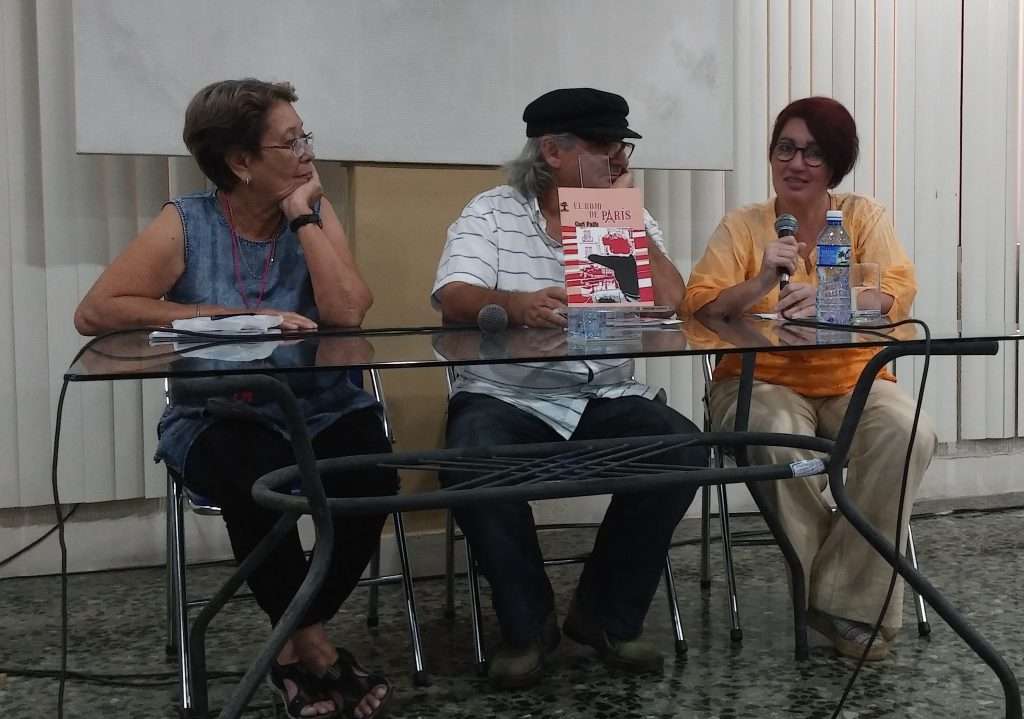 Con Margarita Urquiola y Juan Nicolás Padrón en la Presentación de El rojo de París, Feria del Libro 2018, La Habana. Foto: cortesía de la entrevistada.
