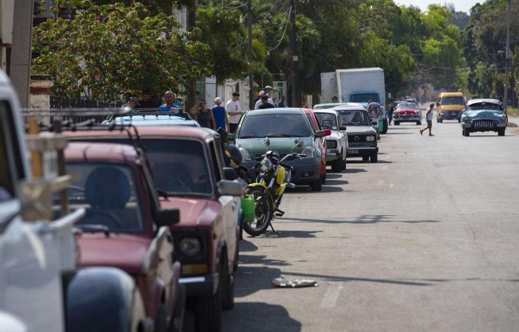 Coches cuyos choferes esperan a que abastezcan de combustible una gasolinera, en La Habana. Foto: Yander Zamora/Efe.