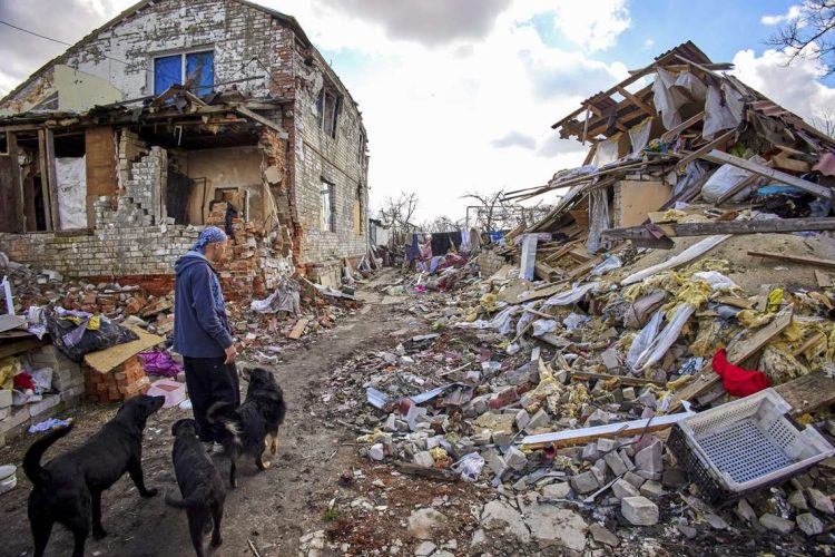Un hombre de 49 años, Guenadi,  muestra el edificio destruido de sus vecinos en Cherkaski Tyshky, región de Kharkiv, Ucrania, el 27 de marzo de 2023. El ejército ucraniano expulsó a las fuerzas rusas del territorio ocupado al noreste del país en contraataques en el otoño de 2022. Kharkiv y sus alrededores Las zonas han sido objeto de intensos bombardeos desde febrero de 2022. Foto: EFE/EPA/SERGEY KOZLOV.