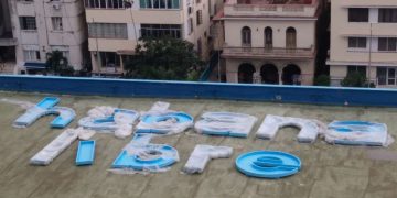 Listas para ser montadas en la fachada del hotel Habana Libre. Foto: Rosy Amaro/Facebook.