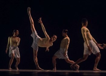 Bailarines de Acosta Danza en Performance, obra de Micaela Taylor. Foto: Lester Vila.