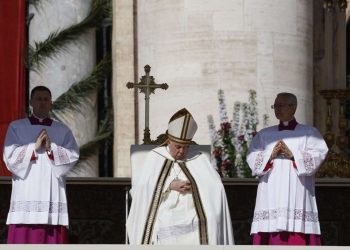 El papa Francisco (c) oficia la misa de Domingo de Resurrección en la plaza de San Pedro del Vaticano, este domingo 8 de abril de 2023. Foto: Fabio Frustaci / EFE.