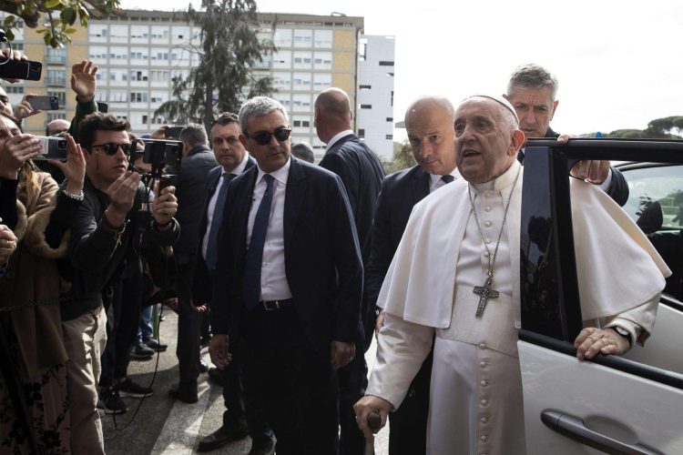 Estaba sonriente, de buen humor y se bajó de su automóvil para saludar antes de dirigirse al Vaticano. Foto: ANGELO CARCONI/ EFE/EPA.
