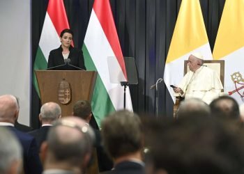 La presidenta de Hungría habla al papa, de visita en el país. Foto: EFE/EPA/SZILARD KOSZTICSAK HUNGARY OUT