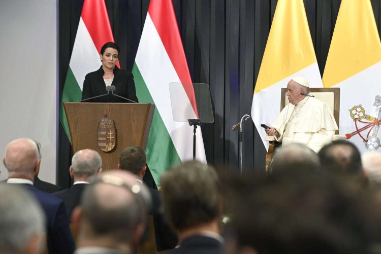 La presidenta de Hungría habla al papa, de visita en el país. Foto: EFE/EPA/SZILARD KOSZTICSAK HUNGARY OUT