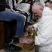 El jueves el papa acudió a una cárcel de menores en la periferia de Roma, donde participó en una misa y además se levantó de su silla de ruedas para lavar los pies de doce presos como recuerdo de la Última Cena. Foto: VATICANO/EFE/EPA.