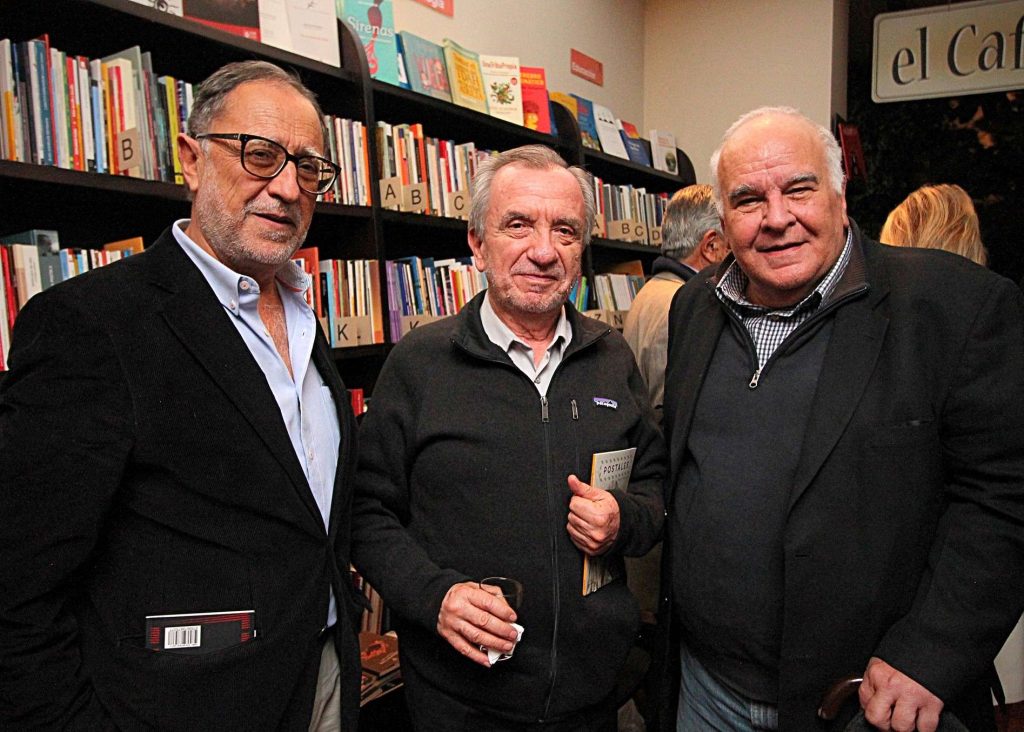 Con los escritores ecuatorianos Diego Araujo y Carlos Arcos. Librería Rayuela, Quito, 2019. Foto: Cortesía del entrevistado.