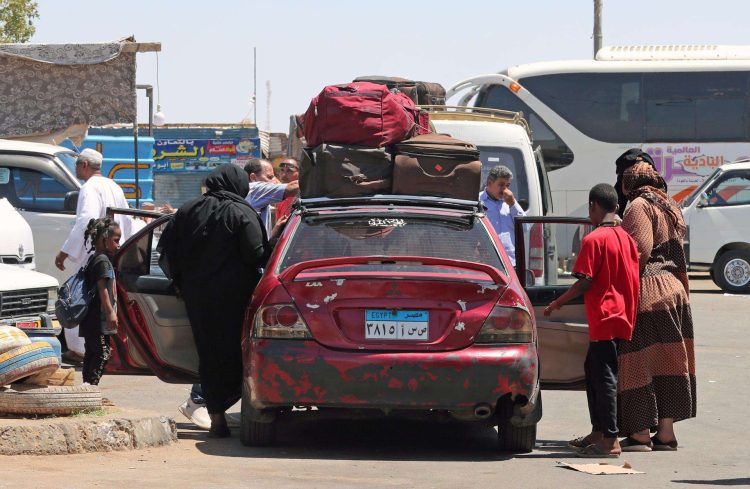 Una tregua apenas respetada ha permitido evacuaciones de extranjeros y el desplazamiento de la población civil a zonas más seguras. Foto: KHALED ELFIQI/EFE/EPA.