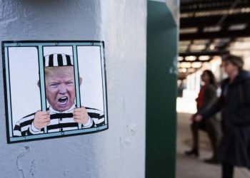 Una pegatina con el rostro del expresidente Donald J. Trump se exhibe frente al Tribunal Penal de Nueva York. Foto: EFE/EPA/JUSTIN LANE.