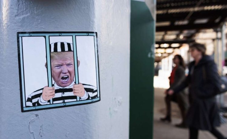 Una pegatina con el rostro del expresidente Donald J. Trump se exhibe frente al Tribunal Penal de Nueva York. Foto: EFE/EPA/JUSTIN LANE.