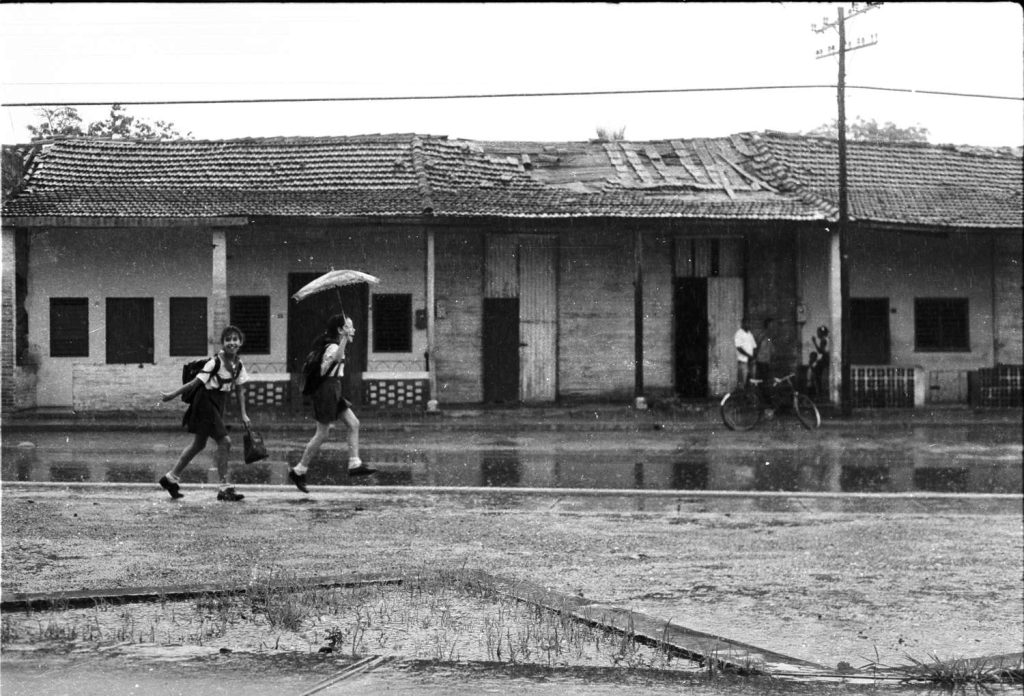 La inmemorial costumbre de festejar la lluvia, finales de los 90. Fotografía analógica, Pinar del Río.
