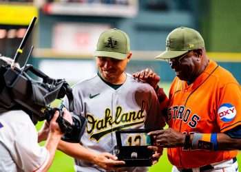 El manager de los Astros, Duty Baker (derecha), entrega el anillo de campeón de la Serie Mundial al cubano Aledmys Diaz. Foto: Evan Triplett/Houston Astros.