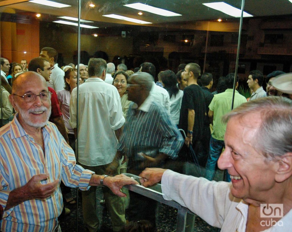 El escritor y dramaturgo cubano Abelardo Estorino (I) y el director de cine Enrique Pineda Barnet en el estreno de Los siete contra Tebas el 20 de octubre de 2007 en el teatro Mella. Foto: Kaloian.
