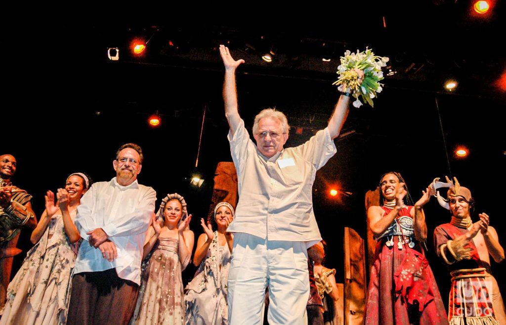 Antón Arrufat triunfante en el estreno de Los siete contra Tebas por la compañía Mefisto teatro. Estreno mundial el 20 de octubre de 2007 en el teatro Mella. Foto: Kaloian.