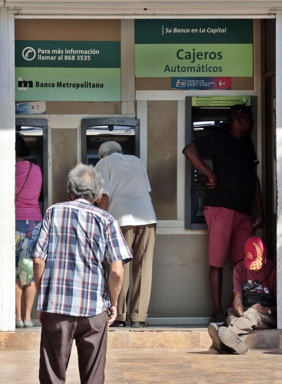 Personas mayores utilizan cajeros automáticos en La Habana, abril de 2023. Foto: EFE/Ernesto Mastrascusa.