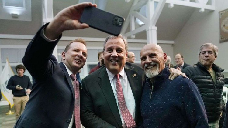 El ex gobernador de New Jersey, Chris Christie, en un acto de precampaña en New Hampshire. | Foto: Charles Krupa / AP