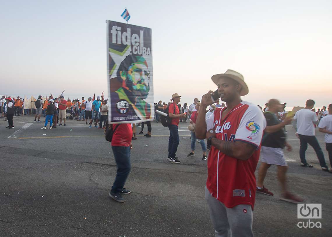 Concentración por el 1 de mayo en áreas del malecón de La Habana. Foto: Otmaro Rodríguez.