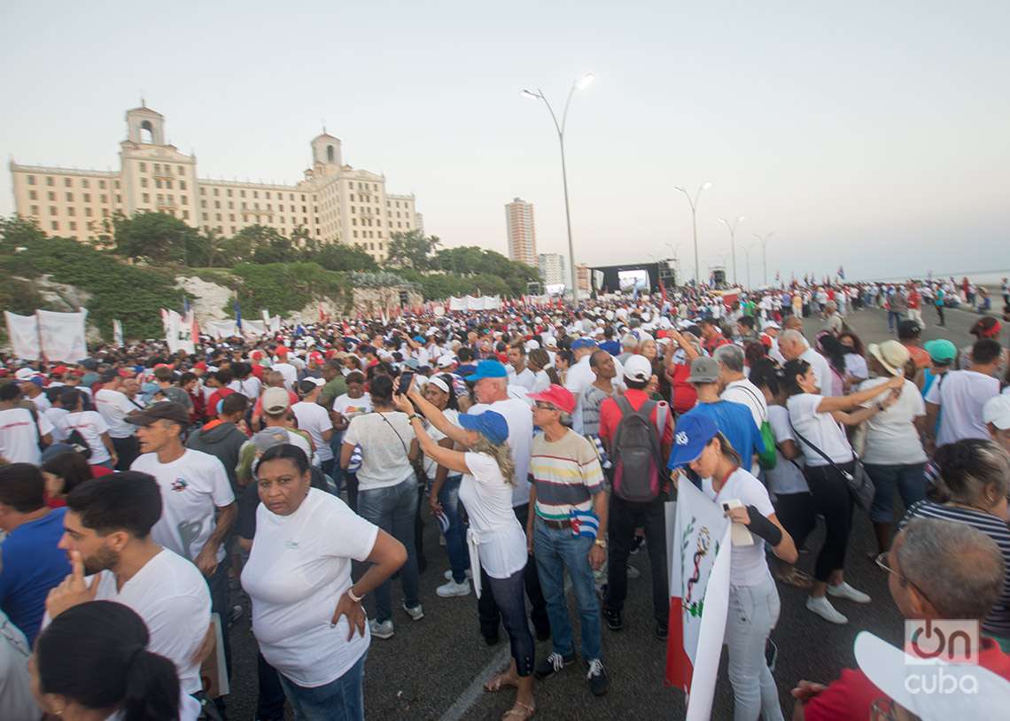 Concentración por el 1 de mayo en áreas del malecón de La Habana. Foto: Otmaro Rodríguez.