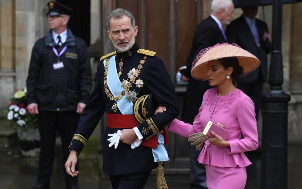 Felipe VI de España y la reina Letizia arriban a la coronación en la Abadía de Westminster. Foto: EFE/EPA/Andy Rain.