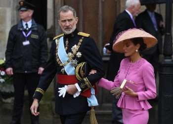 Felipe VI de España y la reina Letizia arriban a la coronación en la Abadía de Westminster. Foto: EFE/EPA/Andy Rain.