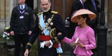 Felipe VI de España y la reina Letizia arriban a la coronación en la Abadía de Westminster. Foto: EFE/EPA/Andy Rain.