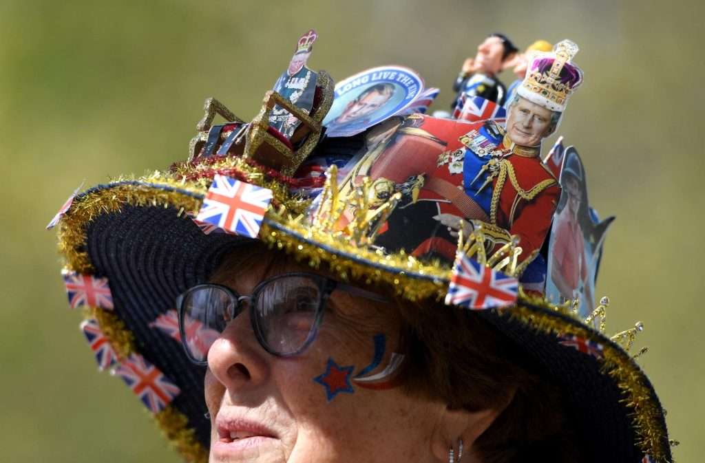 A woman wears a hat decorated with British monarchy motifs in London on Wednesday.  Photo: EFE/Neil Hall. 