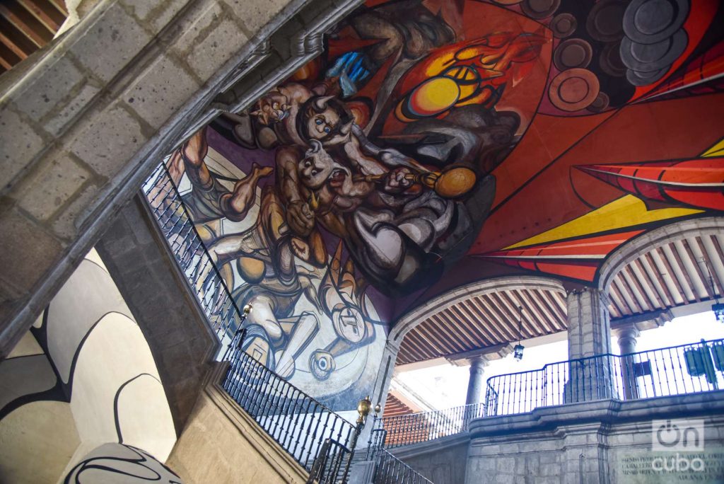 En el SEP también hay murales de otros reconocidos muralistas como David Alfaro Siqueiros. En la escalera principal el mural Patricios y patricidas. Foto: Kaloian.