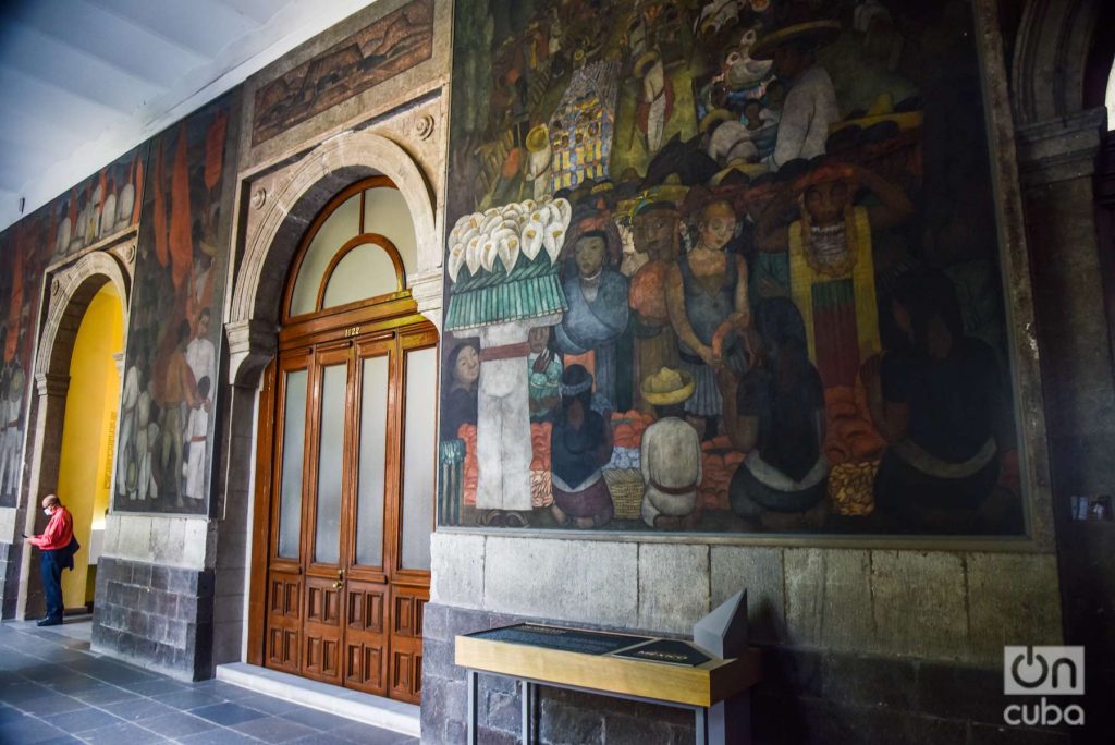 Corredor y mural de Diego Rivera en la Secretaría de Educación Pública. Foto: Kaloian.